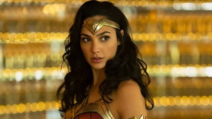 La Mujer Maravilla felicita a Capitana Marvel