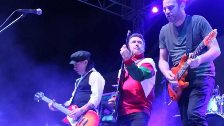 Hermosillenses disfrutan del concierto de The Outfield