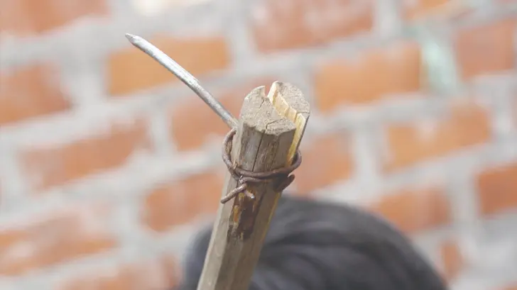 Utiliza un palo con clavos para lesionar a un hombre