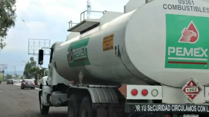 Pemex festeja expropiación sumida en crisis