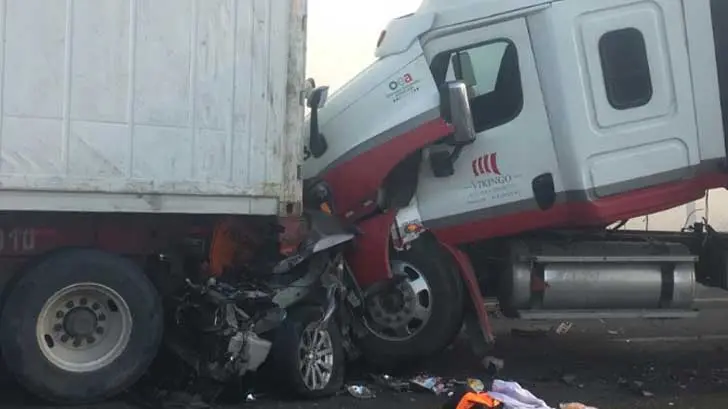 Suman 6 muertos por carambola de vehículos en Veracruz