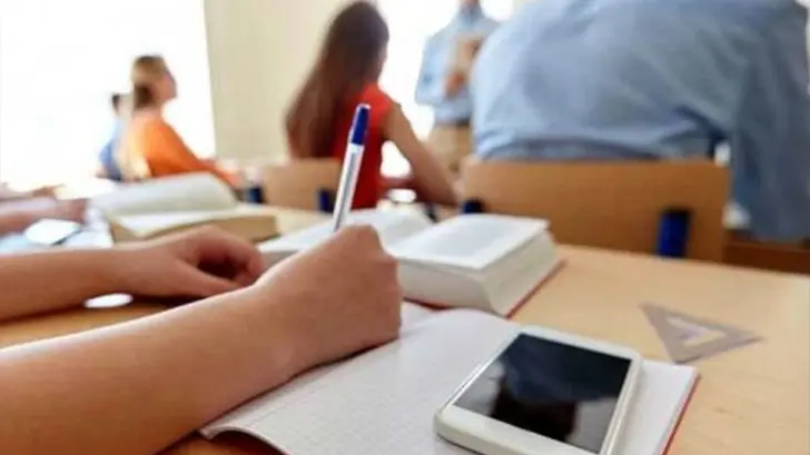 Antes que prohibir celulares en escuelas, analizan regular su uso
