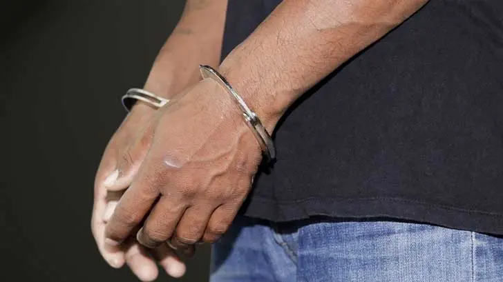 Detienen a hombre con cuchillo en Misión del Sol