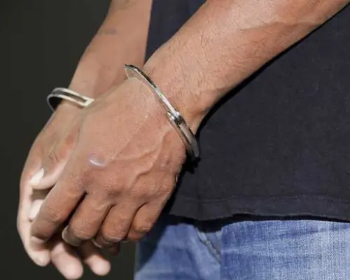Arrestan a hombre tras golpear a su esposa e hija en La Matanza