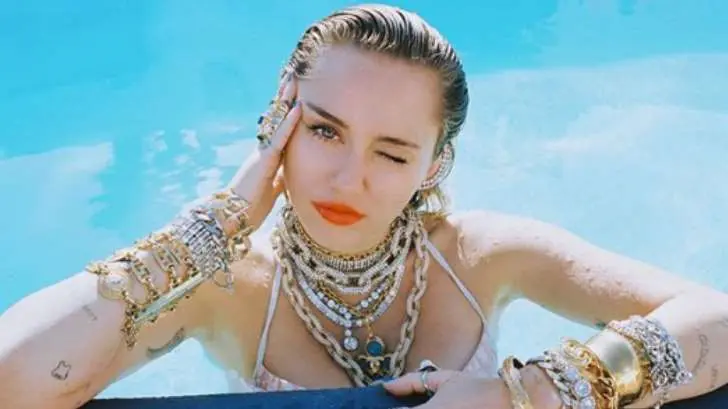 Miley Cyrus se quita el sostén y luce su figura en bikini