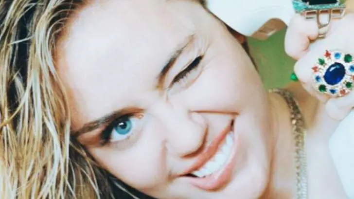 Miley Cyrus se desnuda por la Pascua