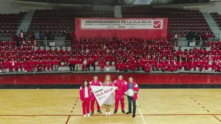 La gobernadora Pavlovich abandera a la Ola Roja que participará en la Olimpiada Nacional 2019