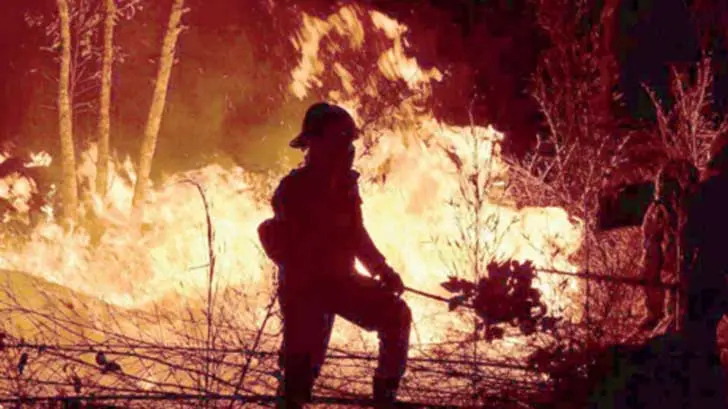 Abuelita es rescatada al incendiarse a su hogar