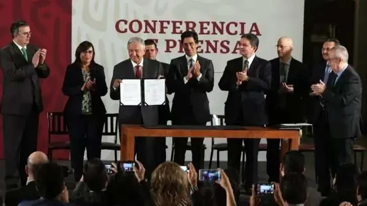 López Obrador firma acuerdo bancario por 8mmdd para fortalecer finanzas de Pemex