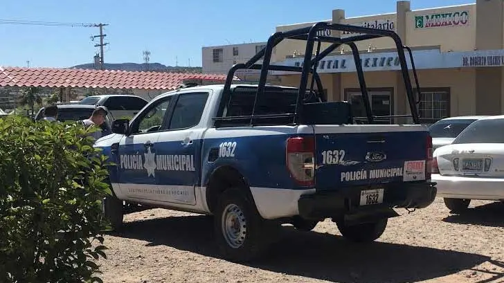 Fue atacado y asaltado por dos hombres mientras esperaba el camión
