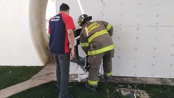 Bomberos de Hermosillo atienden incendio en Centro Hábitat de Los Olivos