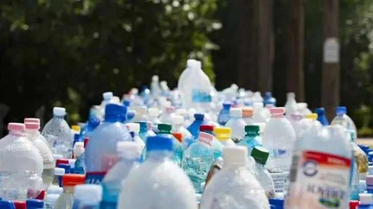Reutilizar botellas de plástico es malo para la salud
