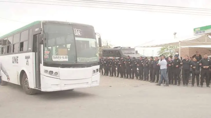 Negocian choferes con Gobierno y permiten salida de 200 camiones