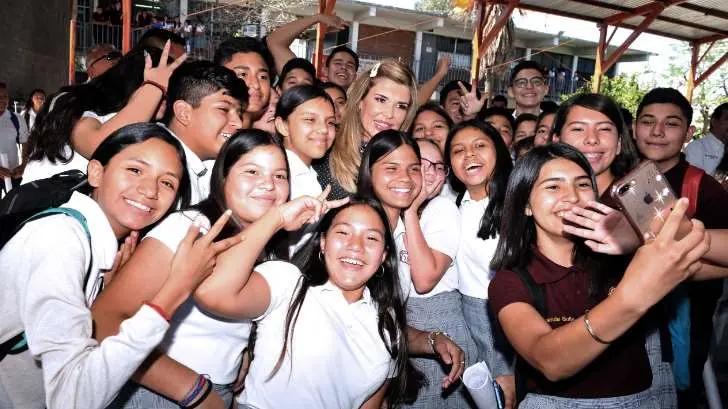 La gobernadora Claudia Pavlovich anuncia la entrega de nuevos camiones escolares