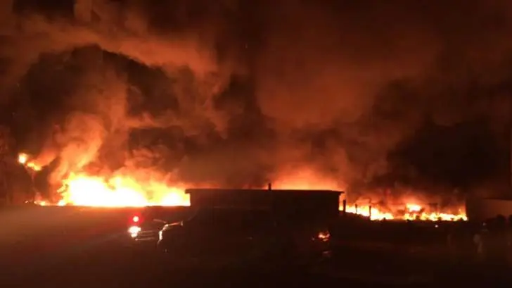 Consume voraz incendio cartonera en Nogales
