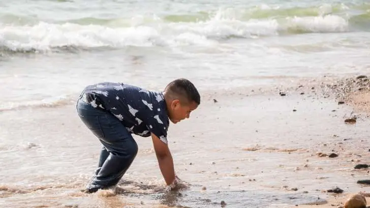 VIDEO | Llevan a la playa al pequeño Andrick, menor que hacía castillo de arena ‘en sueños’