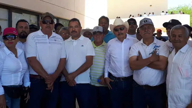 Extrabajadores de Cemex se manifiestan en el CUM