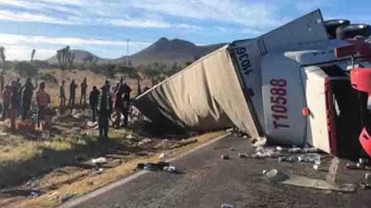 Tráiler cargado con cerveza vuelca en Zacatecas y policías no pudieron evitar la rapiña