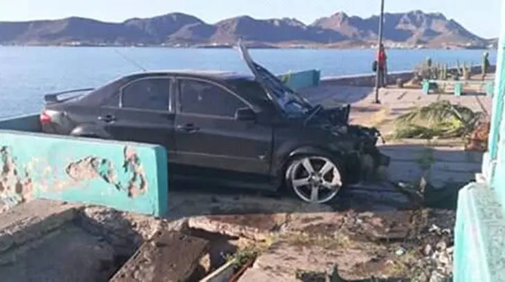 Aparatoso choque en Guaymas deja dos personas lesionadas
