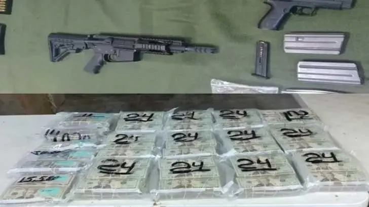Hallan más de un millón de dólares y armas ocultas en bodega de OXXO en Cajeme