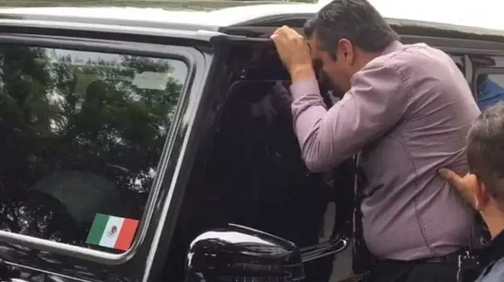 Sujetos supuestamente armados se atrincheran en camioneta en CDMX