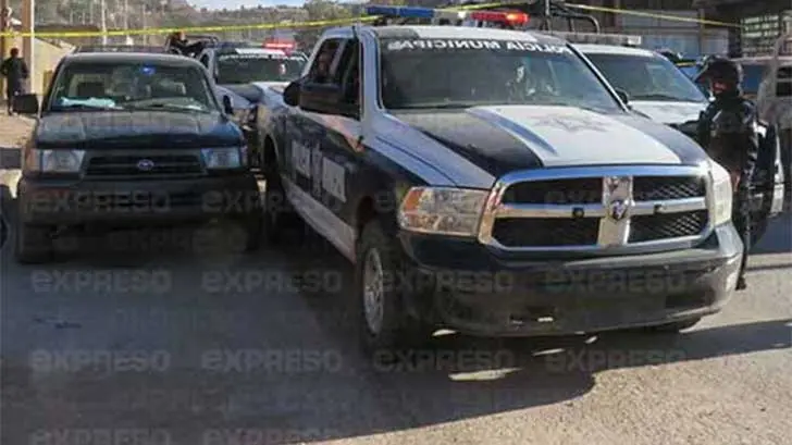 Cae vehículo a canal de CO tras enfrentamiento entre hombres armados y policías