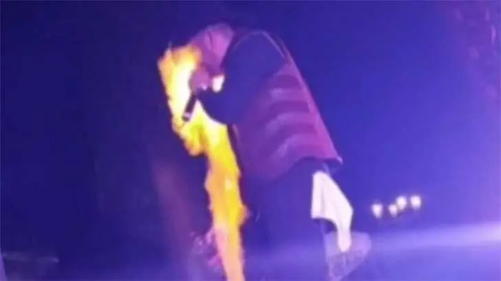 VIDEO | El Gallo Elizalde sufre quemaduras en el rostro en pleno concierto