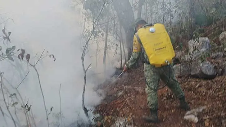Localizan sexto tripulante del helicóptero que cayó en Querétaro