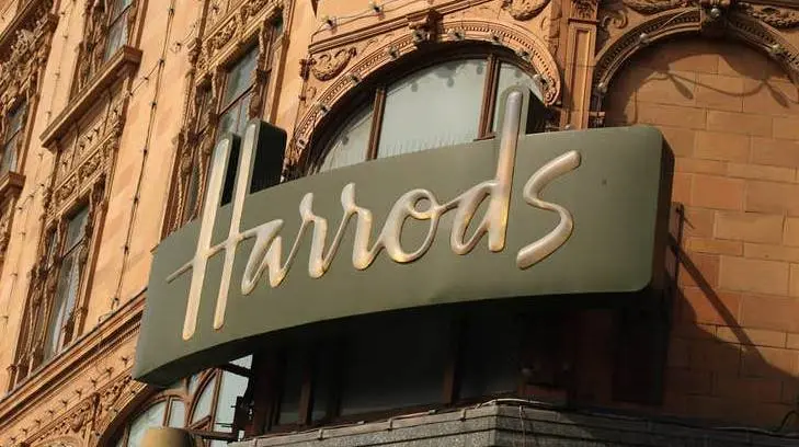 Mujer gasta 760 mil dólares en un día en tienda Harrods y puso en alerta a la Policía