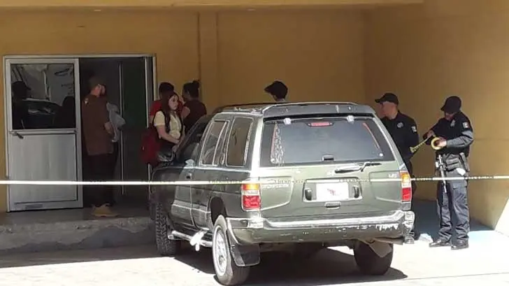 Llega al hospital pero muere en el interior de su auto
