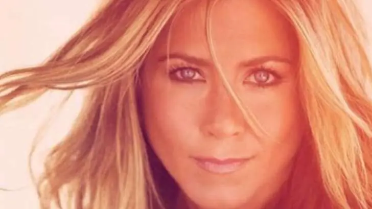 Jennifer Aniston hace topless a sus 50 años de edad