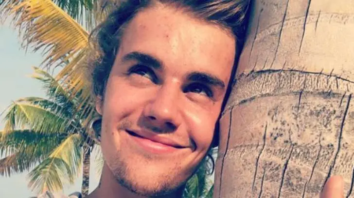Tunden en redes a Justin Bieber por halagar a Chris Brown