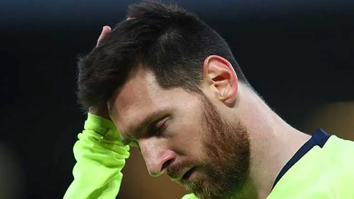 Aficionados del Barcelona insultan a Lionel Messi en el aeropuerto