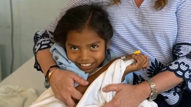 La pequeña Jennifer fue operada con éxito de su pierna izquierda