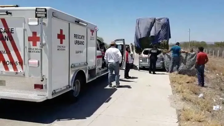 Choca sedán por alcance con un torton; fallecen dos
