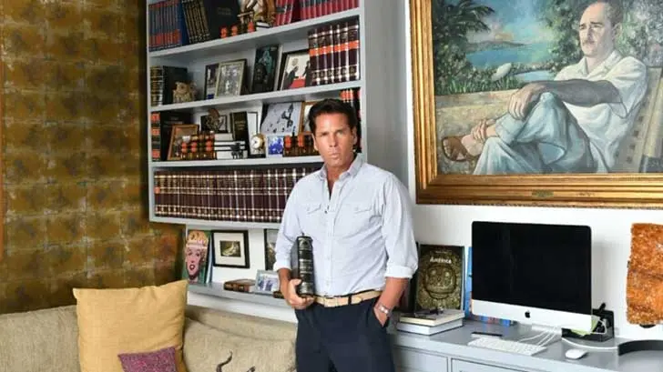Roberto Palazuelos presume su biblioteca y lo critican