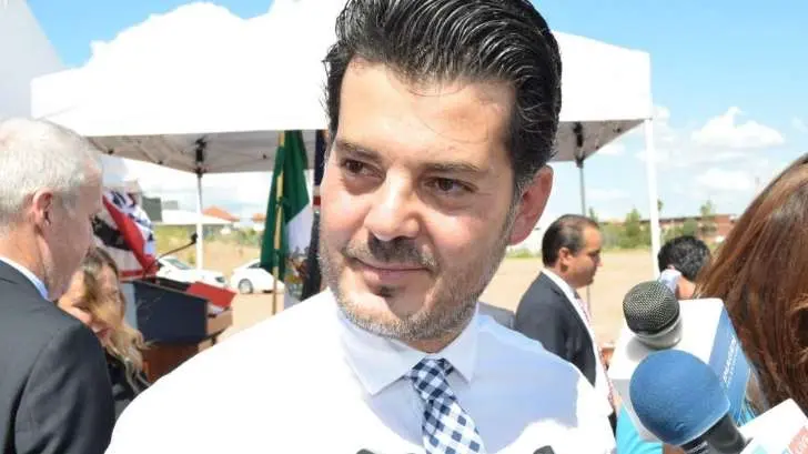Proponen placas municipales para carros “chuecos”