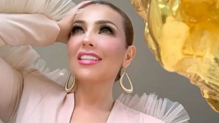 Thalía luce sexy al presumir en redes escote y piernas