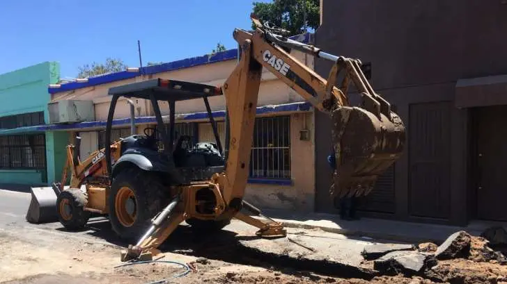 Cierran la circulación vial de la calle Garmendia para reparar tubería