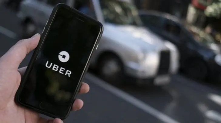 Conductores de Uber en EU apagan sus aplicaciones en huelga por mejores salarios