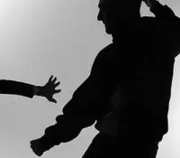 Arrestan a hombre por golpear con un palo de escoba en la cabeza a su esposa