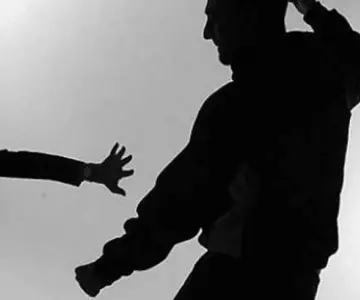 Arrestan a hombre por golpear con un palo de escoba en la cabeza a su esposa
