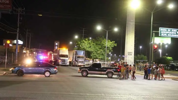 Bloquean bulevar Solidaridad en protesta por falta de luz