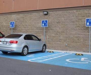 Más de 400 multas en lo que va del año por estacionarse en espacios azules