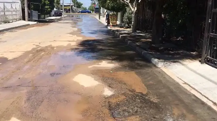 Megafuga de agua potable en la colonia Progresista. (Benjamín Barrios / EXPRESO)