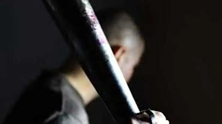 Golpea a su padrastro con un bat en la cabeza