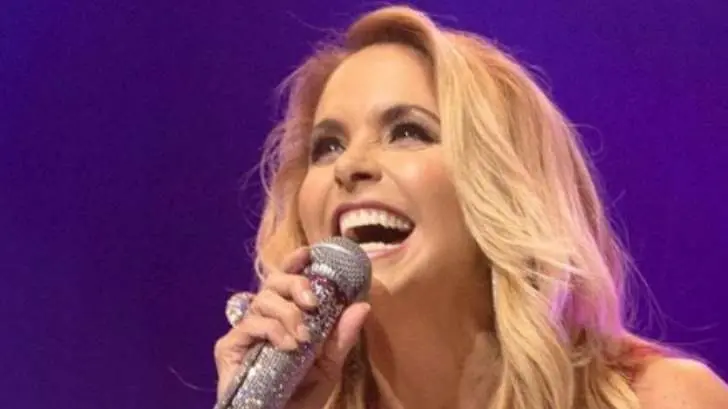 Lucero se luce en bikini en redes sociales a los 49 años