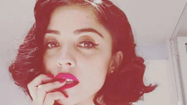 Mon Laferte posa topless y presume tatuaje