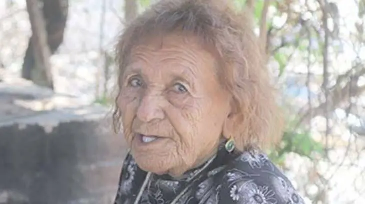 Doña Emma Urquijo, de 92 años de edad, clama por ayuda tras incendio
