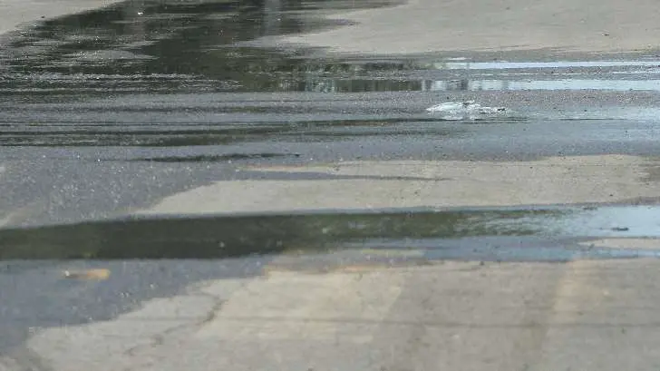 Fuga de agua ya parece arroyo en la colonia Progresista